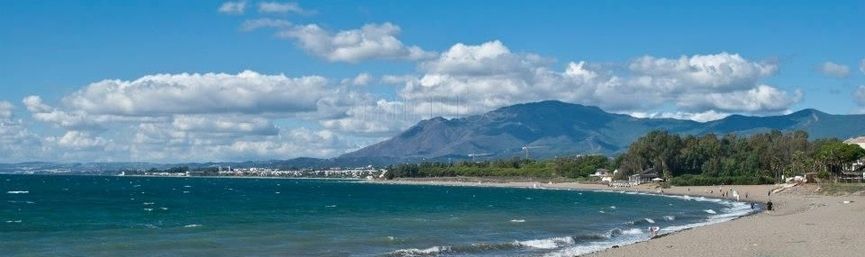 Испания пляжи курорта Эстепона на Коста дель Соль